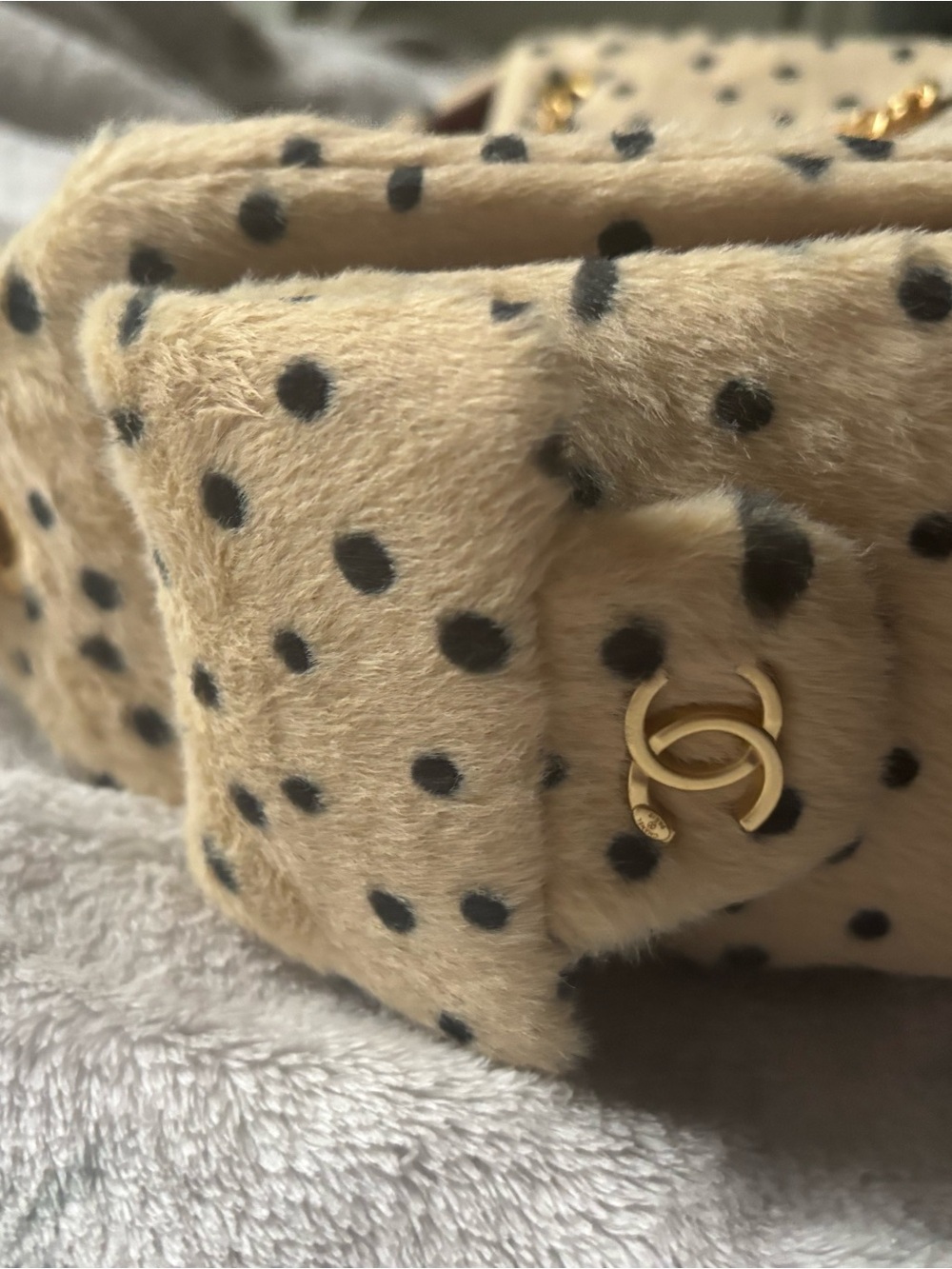 CHANEL Cream and Black Polka Dot Shoulder Bag with Gold CC Chain - Picture 6 of 14